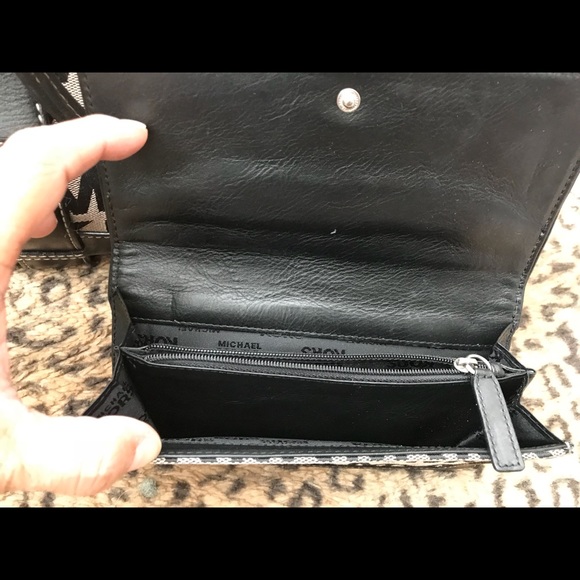Michael Kors Tote w/ matching wallet.  PRICE FIRM - Picture 6 of 7
